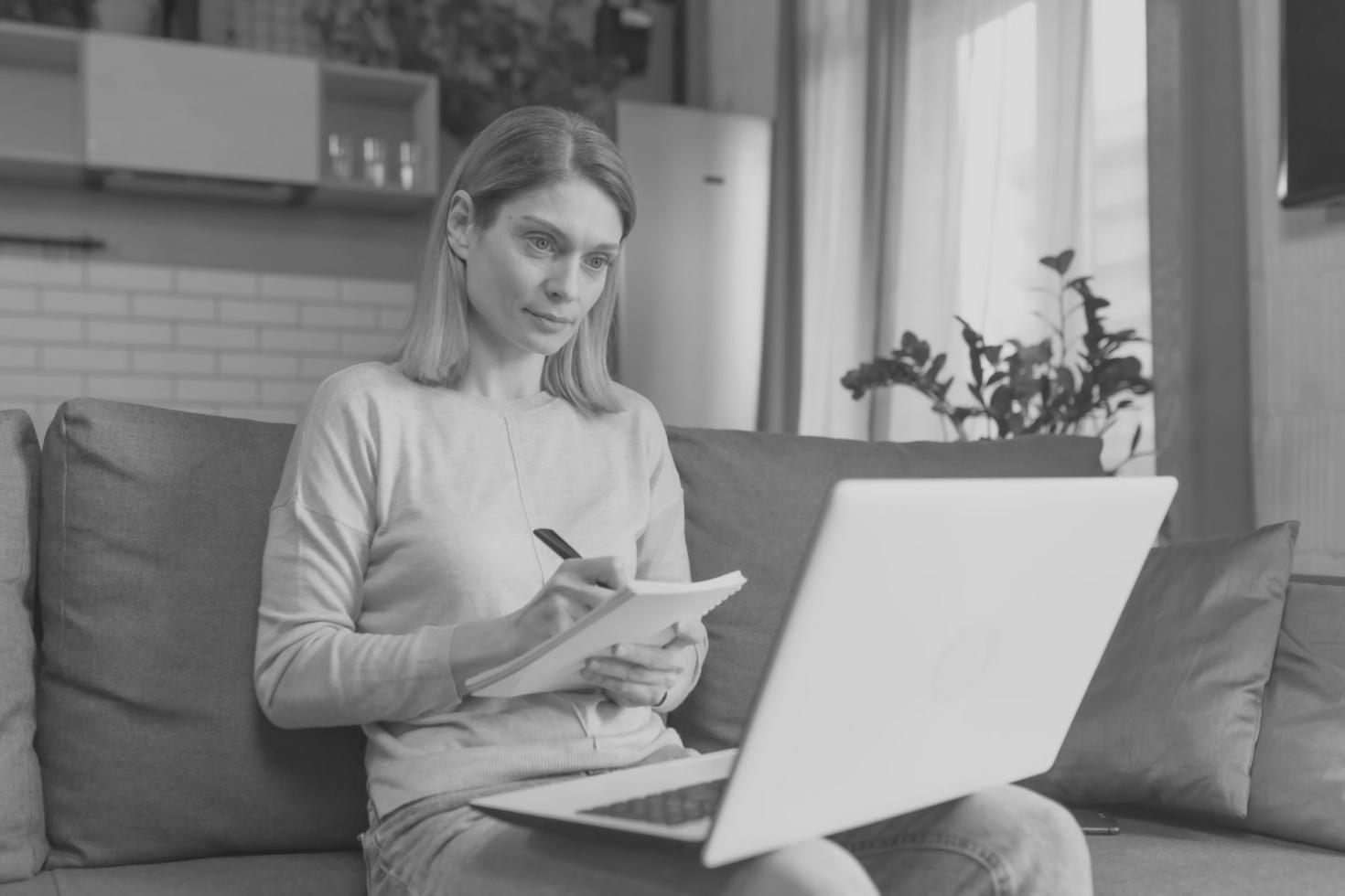 Sesión de taller literario con escritores trabajando en sus proyectos narrativos