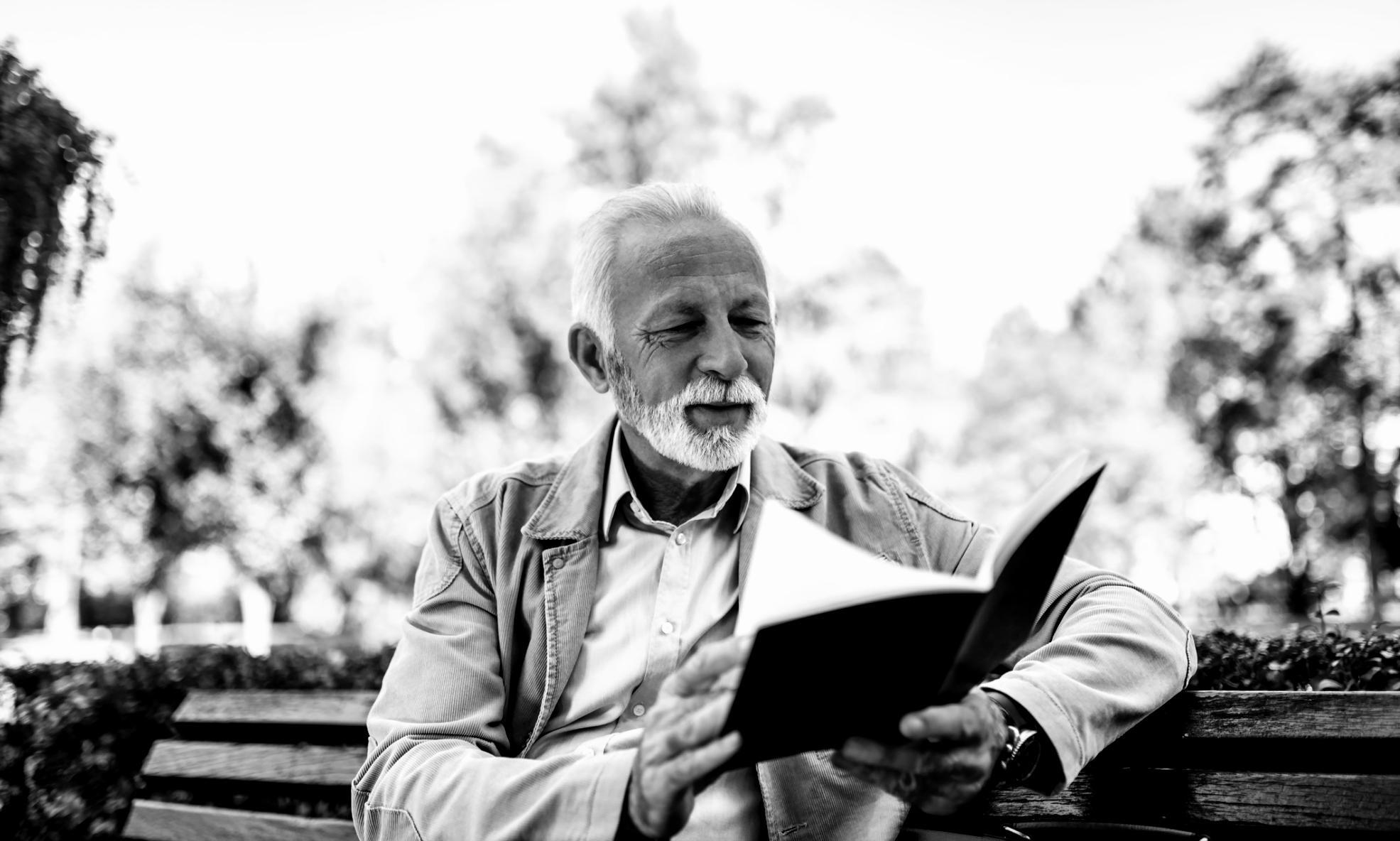 Mesa de trabajo con ordenador portátil y notas de proceso creativo