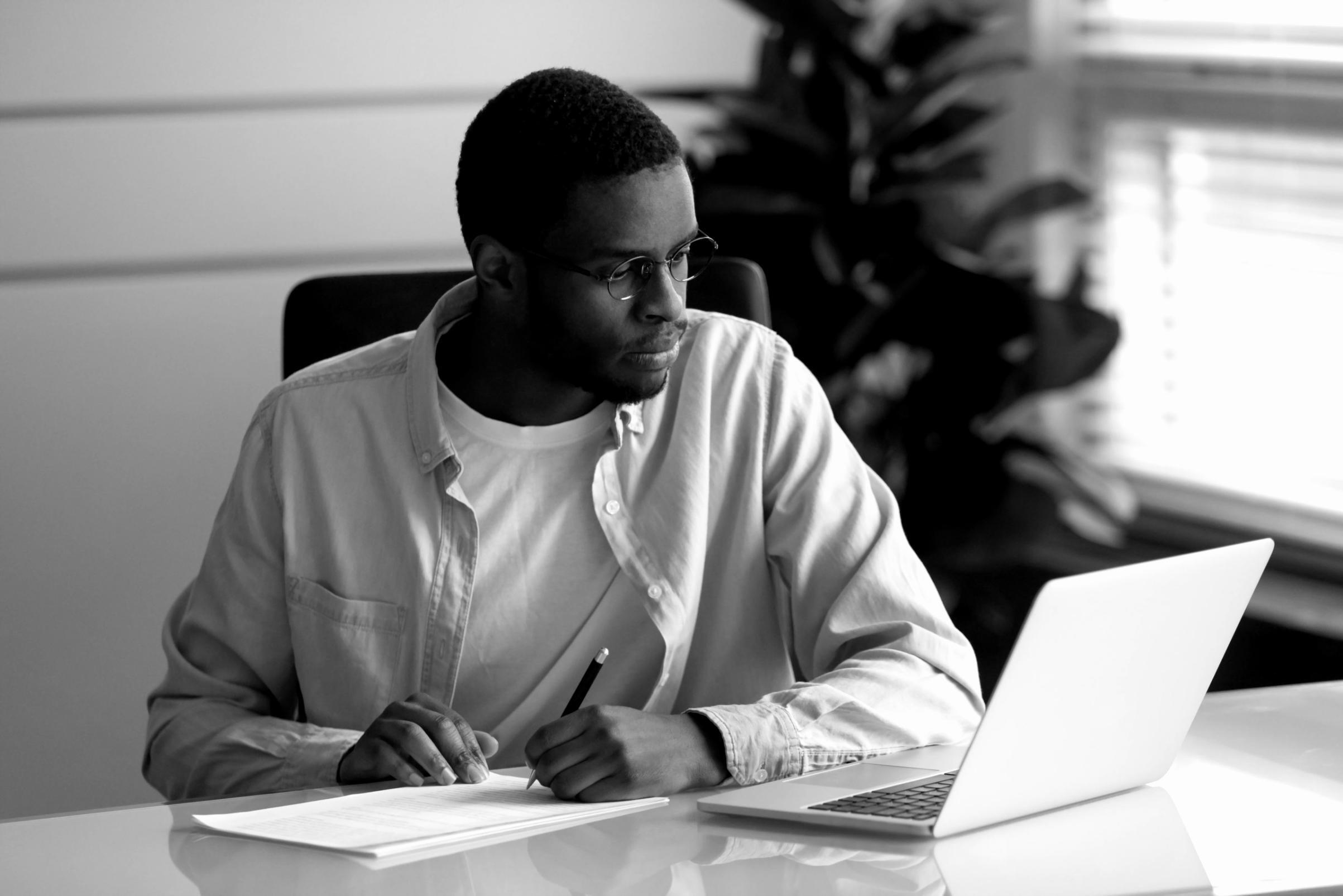 Análisis de personajes y construcción de arcos narrativos