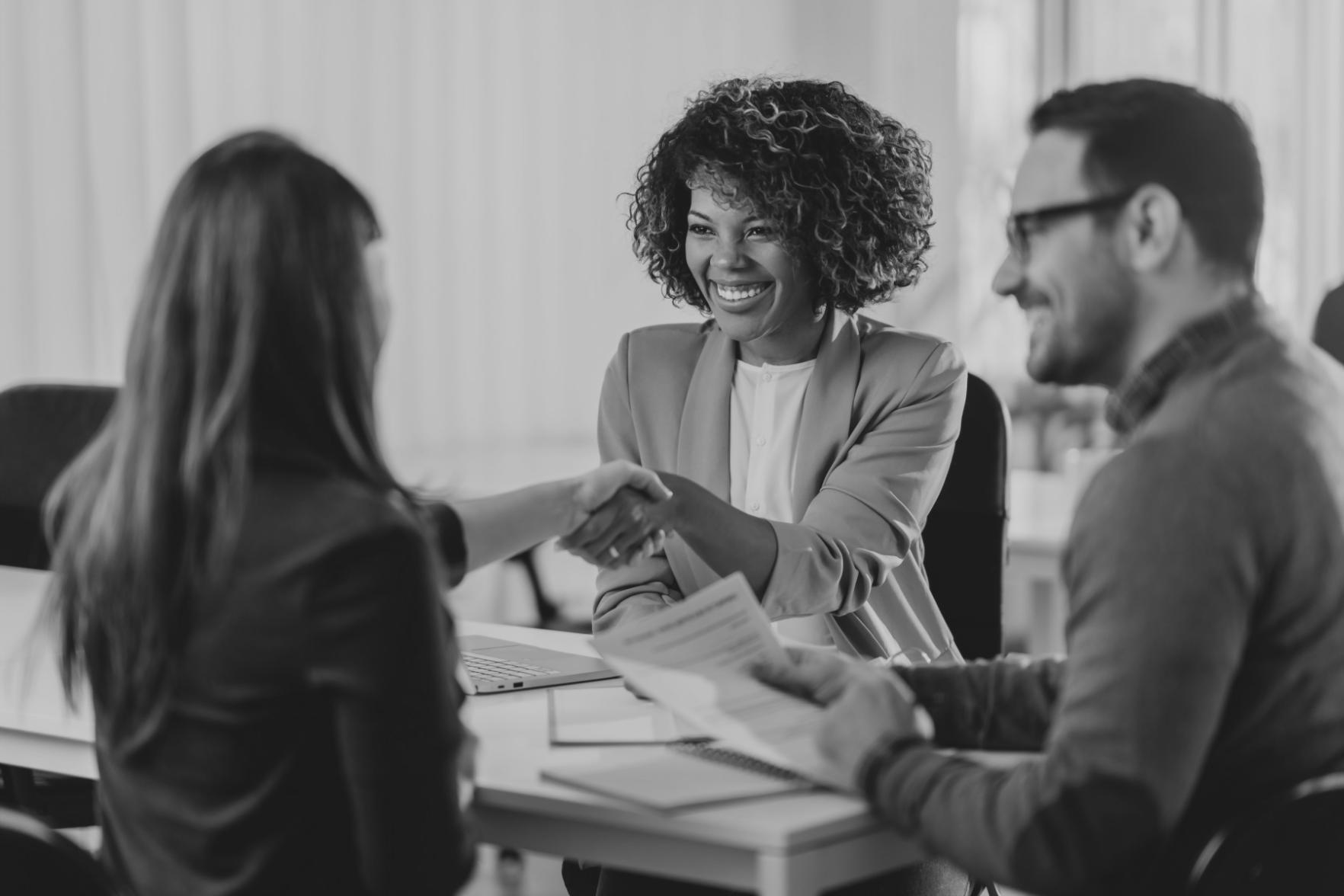 Espacio de coworking para escritores con estanterías llenas de libros