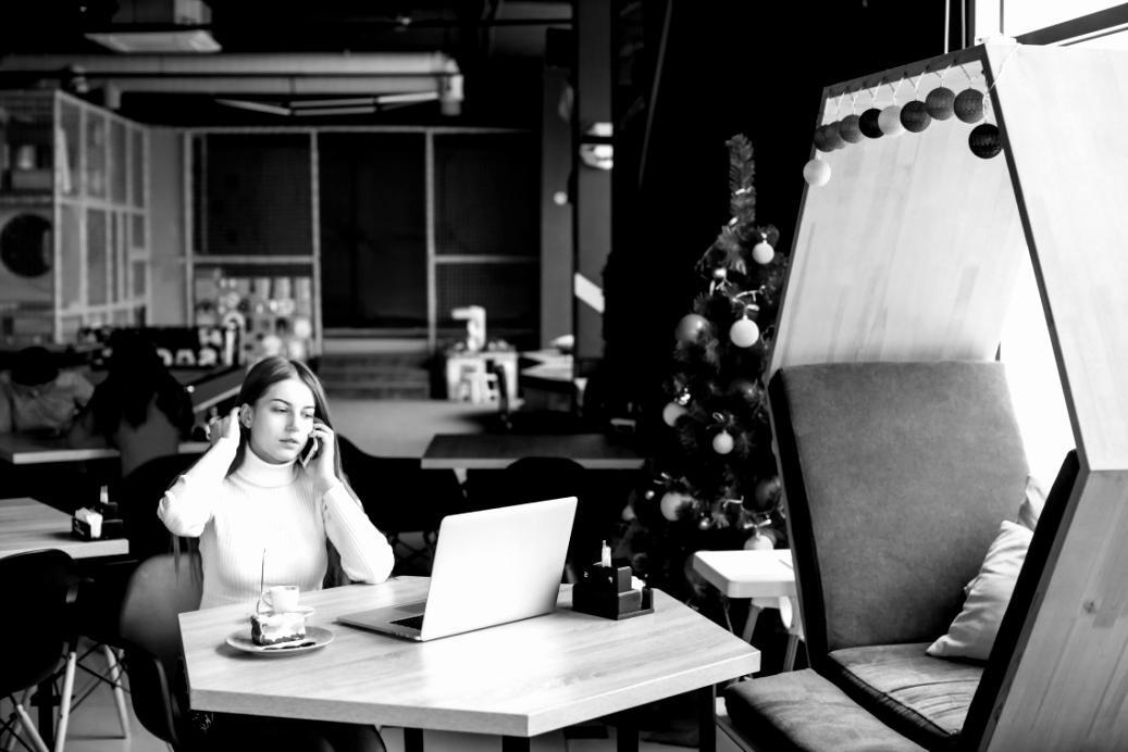 Escritores desarrollando estructuras narrativas en sesión grupal