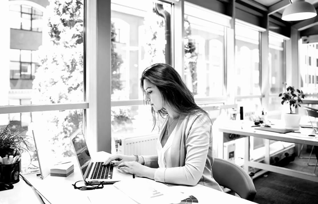 Cuaderno de escritor con esquemas narrativos y anotaciones creativas